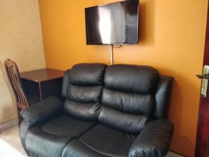 TV a/nebo společenská místnost v ubytování Enjoy Guest Hotel