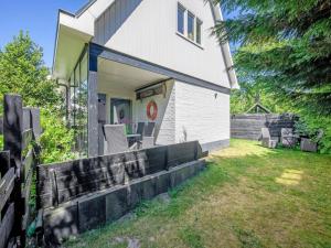 een huis met een hek voor een tuin bij Holiday Home in De Koog near Beach in De Koog