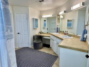 un baño con dos lavabos y dos espejos en Romantic Secluded Hot Tub Fire Pit, en Joshua Tree 67 fotos más