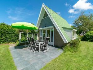 Zahrada ubytování Holiday Home in Groote Keeten near Beach
