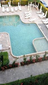 una gran piscina con tumbonas en Golden Hermes, Studio z basenem, en Sunny Beach