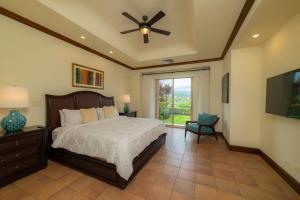 エラドゥーラにあるMontebello 2E 3 bdr Ocean View in Los Suenosのベッドと天井扇風機のある寝室 +49枚の写真
