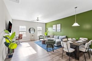 un salon avec un canapé et une table dans l'établissement Upscale King 3BR Townhouse in Pineville, à Charlotte