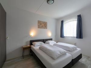 Ένα ή περισσότερα κρεβάτια σε δωμάτιο στο Apartment in Julianadorp near the Beach