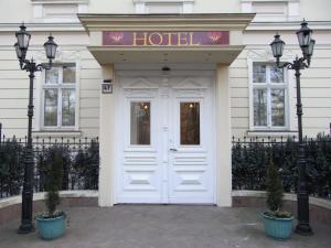 Una puerta blanca a un hotel con un cartel. en Palais am Kleistpark, en Frankfurt de Oder