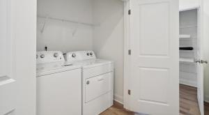 une cuisine blanche avec un évier et une cuisinière dans l'établissement Luxe King 3BR Townhouse Mins to Uptown Charlotte!, à Charlotte