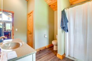 Ένα μπάνιο στο Mtn-View Home 6 Mi to Jay Peak Resort Fish and Hike +23 φωτογραφίες