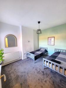 Ένα ή περισσότερα κρεβάτια σε δωμάτιο στο Cozy & Bright 2BR in Long Eaton