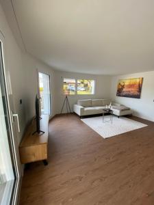 un soggiorno con un divano e un tavolo di Abendrot- grosse moderne und stilvolle Ferienwohnung im Bergdorf Sörenberg a Sörenberg