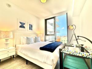 マイアミにあるSPECIAL OFFER - Harbor Residences Luxury 2 Bedroom Apartment Downtown-Port of Miamiのベッドと大きな窓のある寝室 +31枚の写真