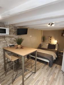 Habitación con cama y mesa con sidx sidx sidx sidx en Meublé d'affaires et de tourisme, en Aurillac