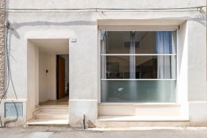 a window on the side of a building at Loft Eleonora D’Arborea in Quartu SantʼElena