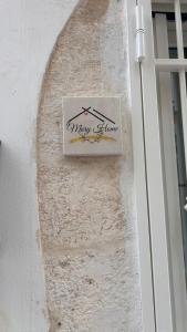 Certificato, attestato, insegna o altro documento esposto da Mary Home