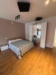 a large bedroom with a bed and a mirror at Casa Harlock in Maser
