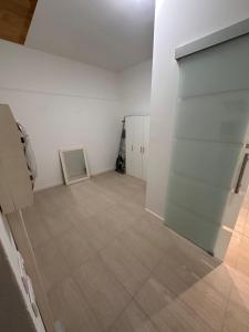 an empty room with a door and a tile floor at Casa Harlock in Maser