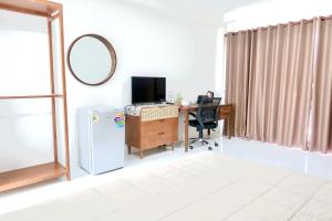 Μια τηλεόραση ή/και κέντρο ψυχαγωγίας στο First Light beach bungalow 4
