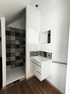 Kuchyň nebo kuchyňský kout v ubytování Charmante maison avec jardin au coeur du vignoble Savoyard + 52 fotografií