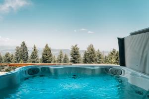 Πισίνα στο ή κοντά στο Peaceful Getaway with Hot Tub - Views - Evergreen