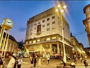 萨格勒布B&B View的一座大建筑,前面有一个钟