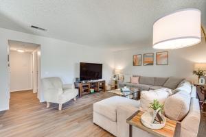 Μια τηλεόραση ή/και κέντρο ψυχαγωγίας στο 2 Mi to Downtown Gated Condo in Palm Springs