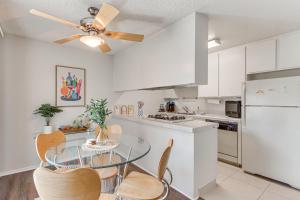 Η κουζίνα ή μικρή κουζίνα στο 2 Mi to Downtown Gated Condo in Palm Springs