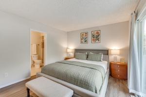 Ένα ή περισσότερα κρεβάτια σε δωμάτιο στο 2 Mi to Downtown Gated Condo in Palm Springs +19 φωτογραφίες