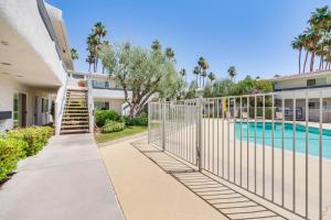 Πισίνα στο ή κοντά στο 2 Mi to Downtown Gated Condo in Palm Springs