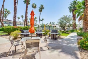 Κήπος έξω από το 2 Mi to Downtown Gated Condo in Palm Springs