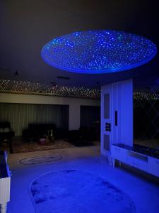 une pièce avec un plafond bleu avec une lumière bleue dans l'établissement Z m abartment hotel, à Giza