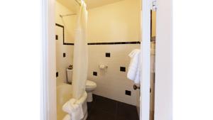 un bagno con un water e un lavandino di Wyatt Earp - Historic Hotel a Cimarron