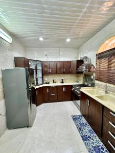 een grote keuken met een roestvrijstalen koelkast bij نورة ريزيدينس in Taif