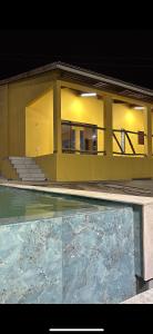 a building with a swimming pool in front of it at Casa de campo da Vo Cecilia em Dona Ines PB in Dona Inês