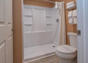 Koupelna v ubytování Far West Cabin-Tiny Homes Rental + 12 fotografií