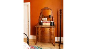 een spiegel bovenop een dressoir in een kamer bij Zane Grey - Historic Hotel in Cimarron