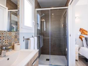 a bathroom with a shower and a sink at Villa's Pomar do Moinho - 5 minutes from Óbidos in Usseira