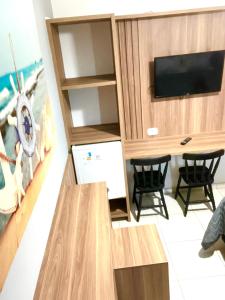 Μια τηλεόραση ή/και κέντρο ψυχαγωγίας στο Suíte 31 Privativa com ar condicionado, Frigobar, Vista lateral para o mar, 5 mts da praia +6 φωτογραφίες