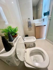 a bathroom with a white toilet and a sink at Departamento céntrico funcional I Punto Alquiler in Santiago del Estero +24 photos