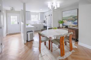 Η κουζίνα ή μικρή κουζίνα στο The Eddy Street Retreat +19 φωτογραφίες