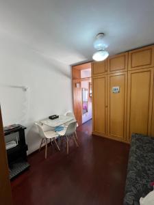 a living room with a table and two chairs at Flat Embarcadero com camareira in Porto Alegre