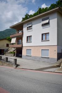 a building on the side of a street at Appartamento sole in Isone