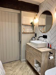 Koupelna v ubytování The Old Tractor Shed Luxury Private Hot Tub & View