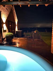 Bazén v ubytování The Old Tractor Shed Luxury Private Hot Tub & View nebo v jeho okolí