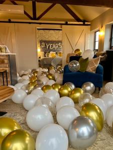 Posezení v ubytování The Old Tractor Shed Luxury Private Hot Tub & View + 114 fotografií