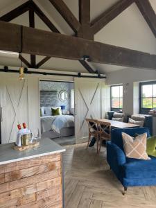 Postel nebo postele na pokoji v ubytování The Old Tractor Shed Luxury Private Hot Tub & View