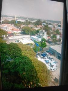 een uitzicht op een stad met auto's geparkeerd op een parkeerplaats bij Hotel glamuroso in Guarulhos