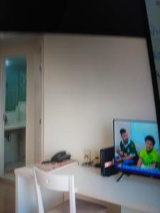 twee mannen op een bank in een kamer bij Hotel glamuroso in Guarulhos