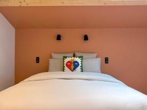 Un dormitorio con una cama grande con una colcha blanca. en Sur les traces de Cyrano Duplex, en Bergerac