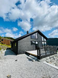 a small house on a gravel lot at Hodlekvevegen 308 - Flott hytte midt i skisenteret in Sogndal