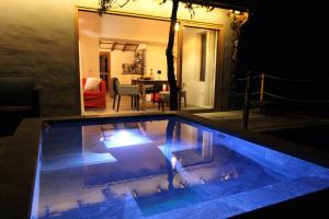 a swimming pool in the middle of a living room at Bodega Linda in Puntagorda