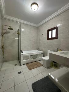 Bilik mandi di Learn Life Private Residence